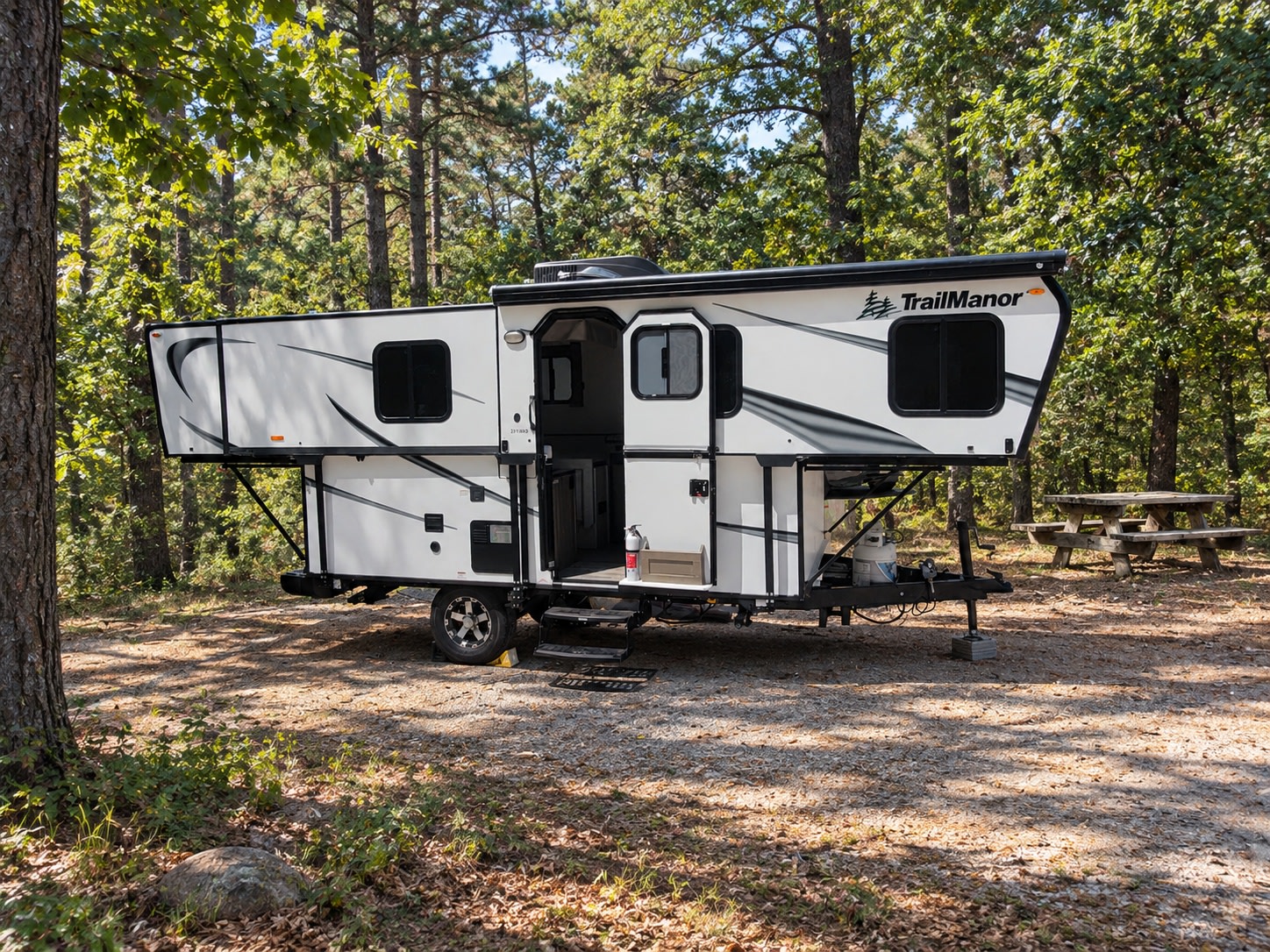 Adventure-Ready Pop-up TrailManor 2518 — Compact to Tow, Big on Comfort