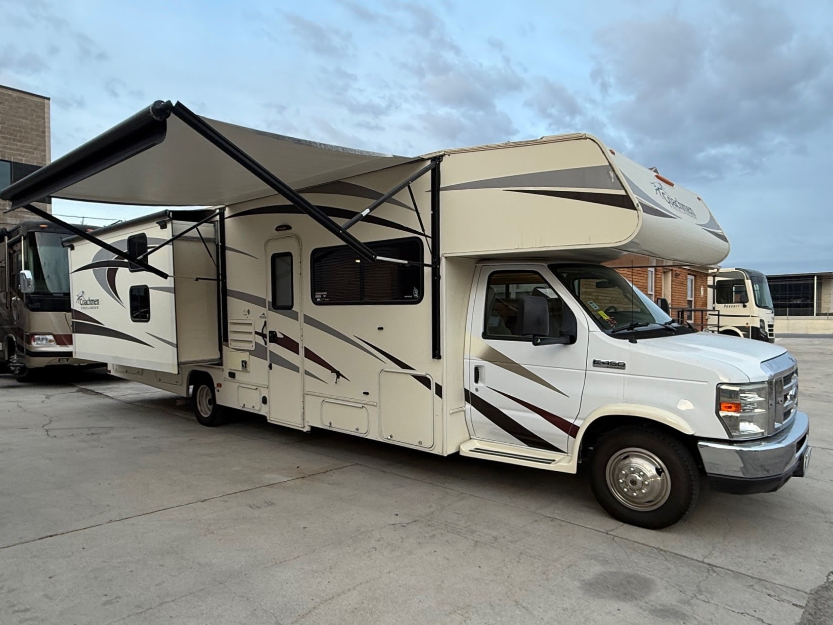 Family Bunkhouse with Unlimited FREE Starlink WIFI Solar Boondocking!