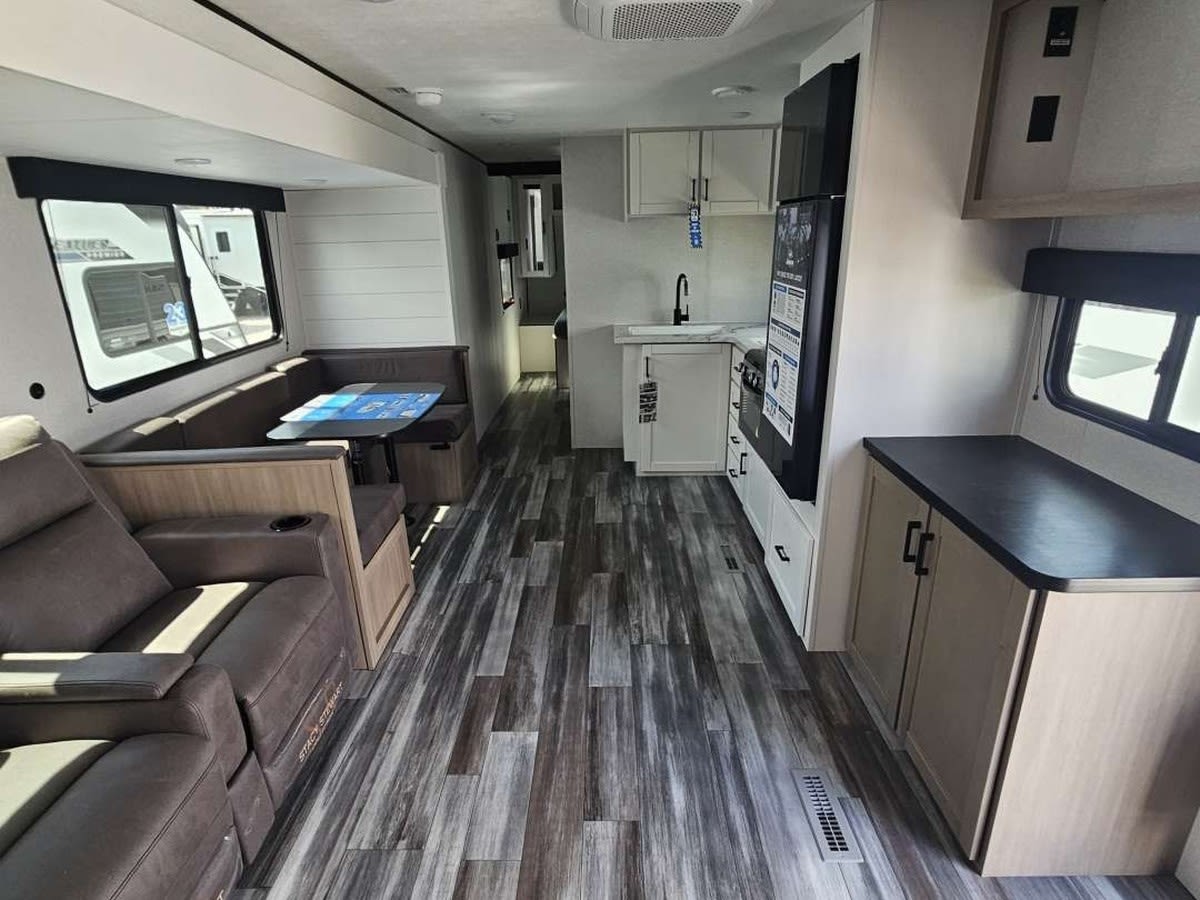 Jayco 38' Trailer, Wi-Fi, Generator, Stocked, 1.5 Bath, Sleeps 6