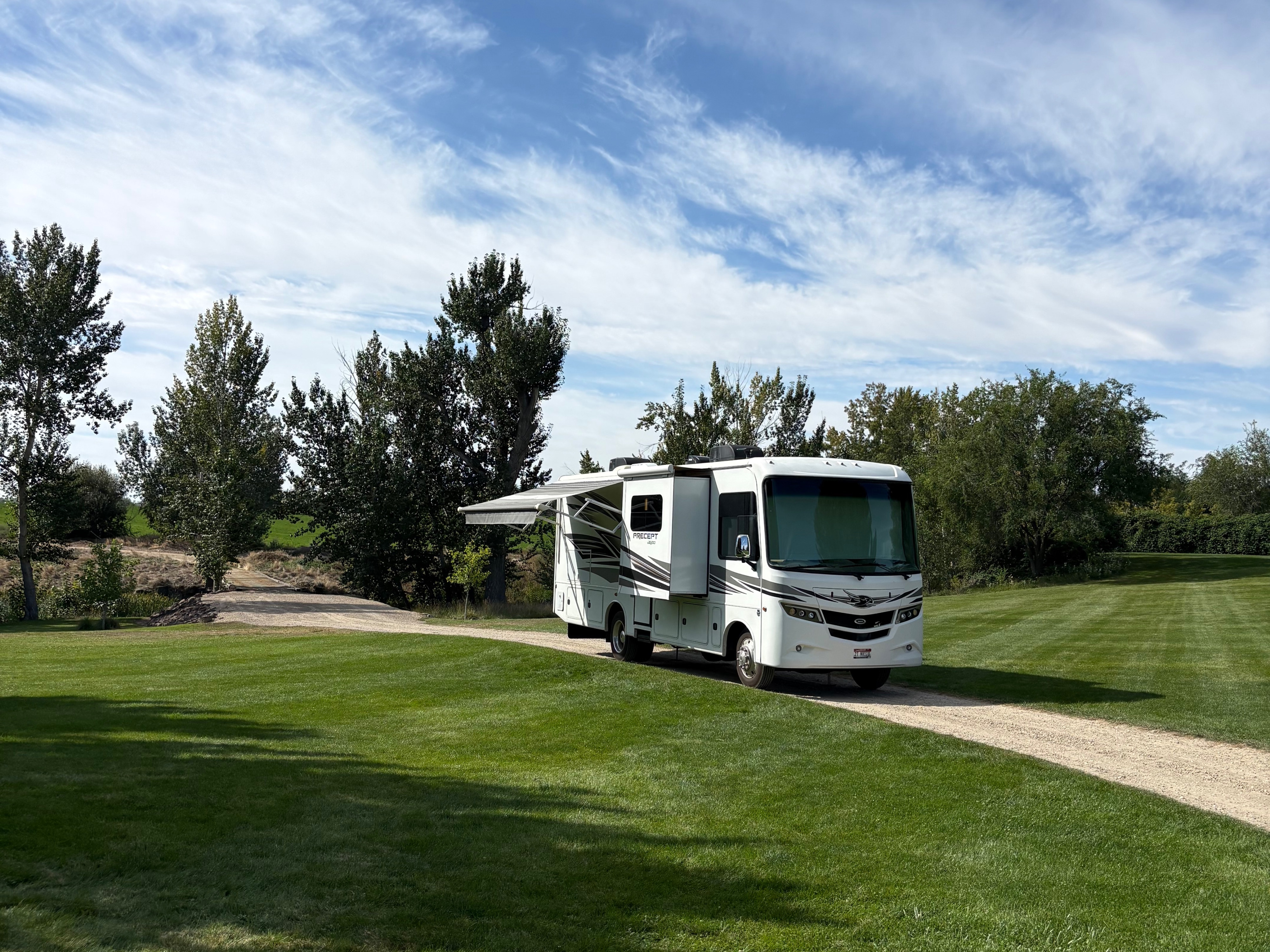 Luxury Family Getaway | Auto-Leveling - Dual A/C - Outdoor TV