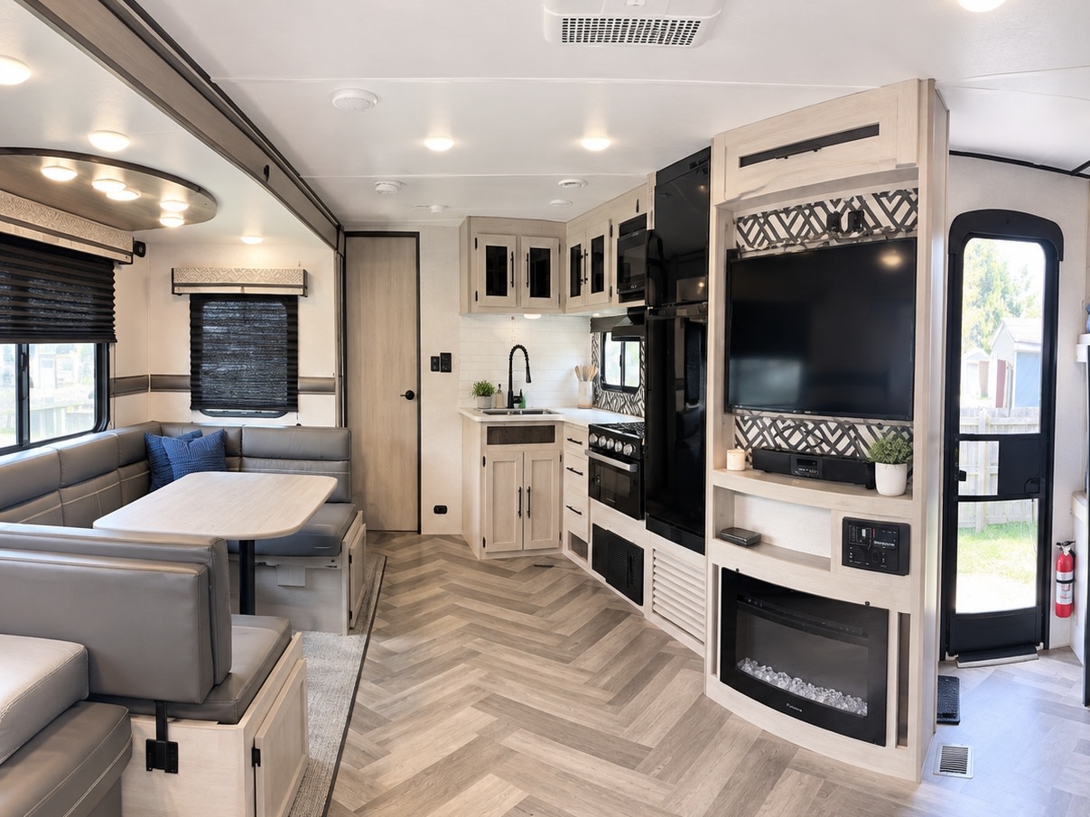Brand-New 2024 Zinger 32'- Your Home Away From Home!