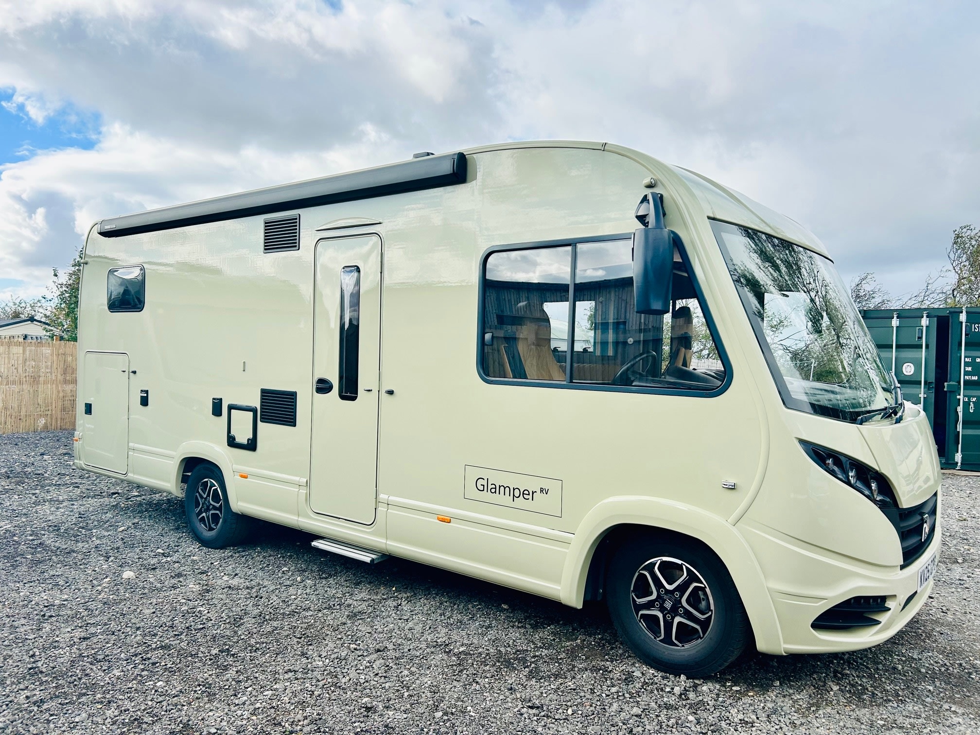 GlamperRV - Twin/king, B licence, L-shaped lounge