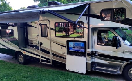 2015 Forest River Sunseeker W/ Bunk beds, bluetooth, GPS and auto leveling