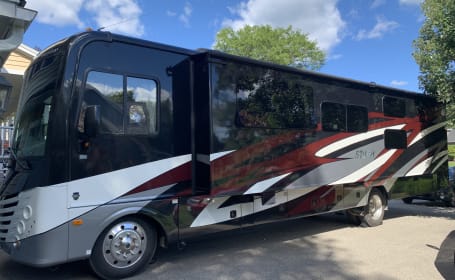 2018 Fleetwood Storm.  2 Queen beds, bunk beds, 2 full baths!!!