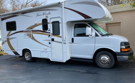 2013 Thor Motor Coach Four Winds (very easy to drive and park RV)