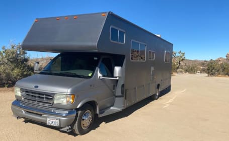 C Class 31ft custom built modern design interior/lighting & low miles.