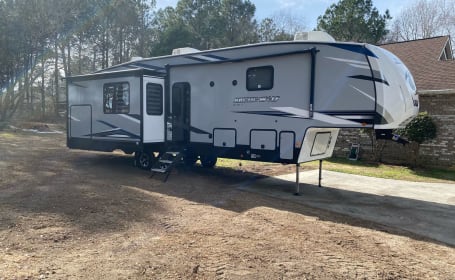 Family Fun! 2021 Arctic Wolf 3550 Suite