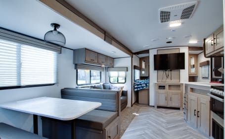 Smoky Mountain Bunkhouse! 2021 Shadow Cruiser with King
