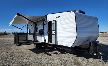 The ULTIMATE OFF THE GRID toyhauler! Sleeps 7, BUILT FOR DRY CAMPING!