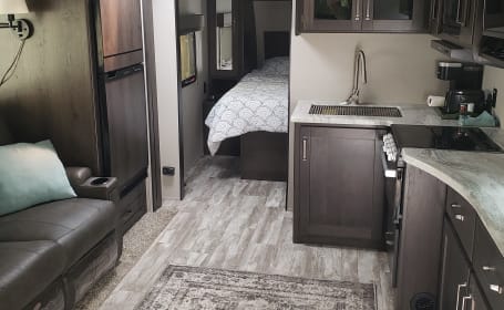 2022 26' Grand Design Transcend Xplor 221RB