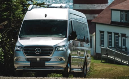 Airstream Interstate 24gl Mercedes Luxury-Seats 9-kitchen-bath