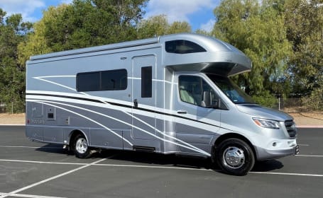 2022 Winnebago Navion 24D