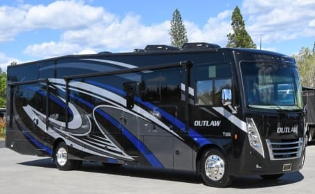 2023 Thor Motor Coach Outlaw - Sleeps 12