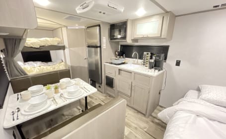 Coleman RV trailer Sleeps 7 Lightweight