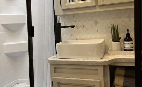 NEW Luxury TT, Family and PET FRIENDLY!