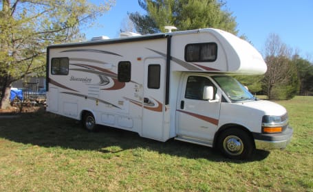 2015 Forest River 27' Sunseeker 3 slides, Auto Level, Roomy, Easy to drive