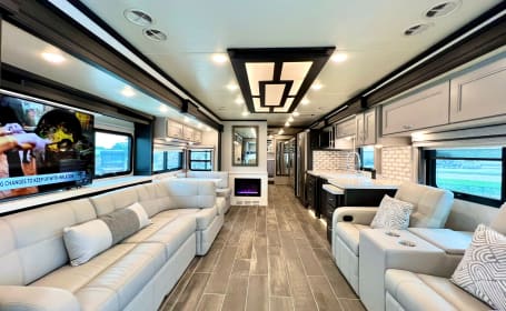 RV Queen's 2023 Venetian F42, 1.5 Bath 