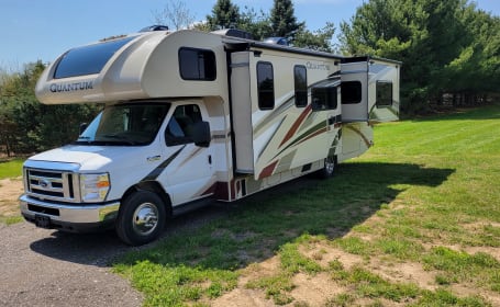 2020 Thor Quantum w/ King Bed
