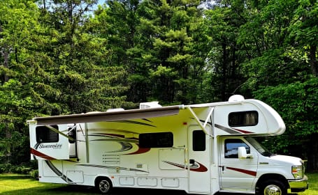 2015 Forest River Sunseeker 30 ft, 2 slide outs, queen bed, sleeps 8.