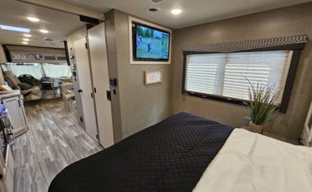 Beautiful 2020 Thor Ace Class A RV Pet Friendly!