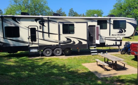 2017 Heartland Road Warrior 429 * BRING YOUR TOYS ALONG ON YOUR ADVENTURE!