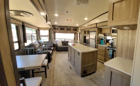 Beautiful fifth wheel with all the amenities! 2019 Dutchmen Atlas