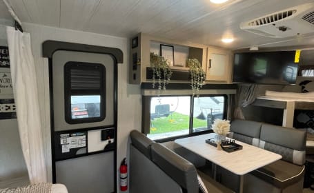 MEET LINCOLN OUR GLAMP RV
