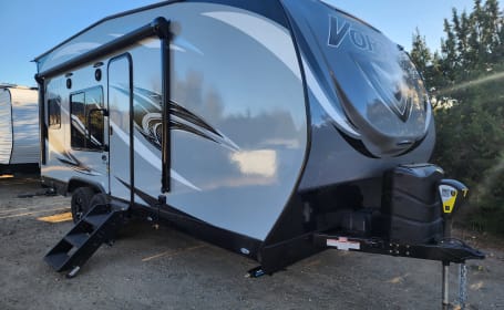 Spectacular OFF GRID toyhauler that sleeps 4! BUILT FOR DRY CAMPING!