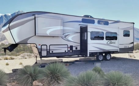 2017 Keystone Cougar 326SRX Toy Hauler - Your Ultimate Adventure Companion!