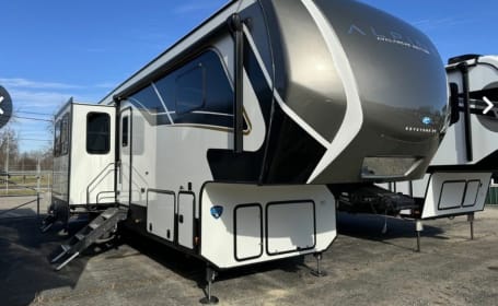 2024 Keystone Alpine Avalanche (Delivery/Pickup Only)