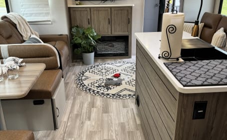 2024 Luxurious, Loaded & Spacious 2 Bdrm with kids bunkroom. Pet's Free!