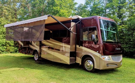Miss Daisy - 2014 Itasca Sunova 33C - Comfort and Space