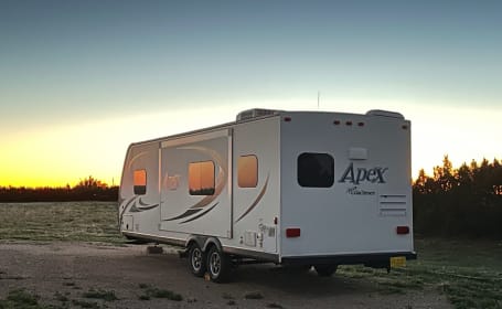 Copper Fox Adventures - 28 Foot - Queen Bed - Spacious