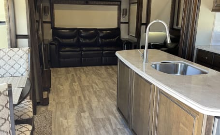 SOLITUDE BY GRAND DESIGN 360RL TALL CEILINGS OUTDOOR ENTERTAINMENT AREA
