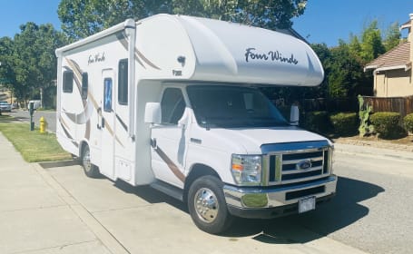 2019 Thor Four Winds with solar panels