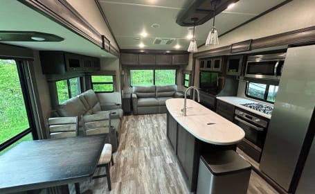 Belle- XL Livingroom - Sleeps 8