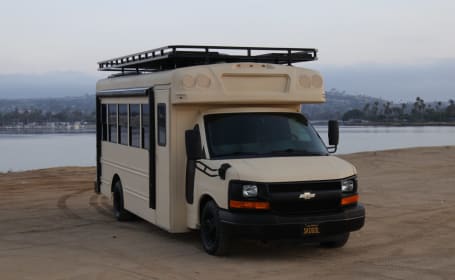 Charming Camper Bus/Skoolie - shower, toilet, dinette, awning, pet friendly