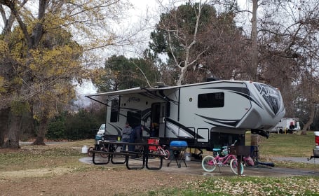 2018 5th Wheel Toy hauler