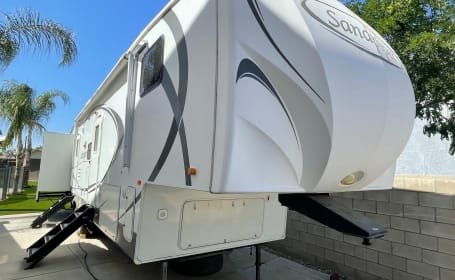 Spacious 5th Wheel with Incredible Bunkroom Floorplan!