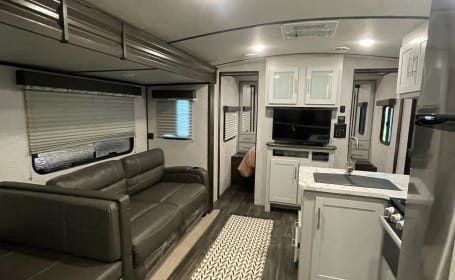 Perfect RV! Kid friendly with private bunk room! TWO A/C UNITS!