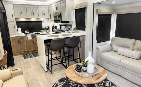 2025 Forest River Sandpiper - Luxury 5th Wheel