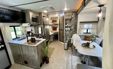 Luxurious,Cozy Glamper, outdoor kitchen! FREE DELIVERY to Margaritaville!