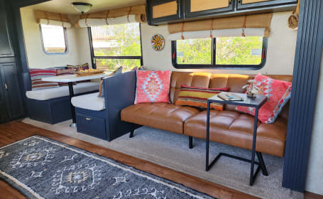 THE HAPPY CAMPER: Newly remodled 33' *DELIVERY ONLY* Sleeps 6