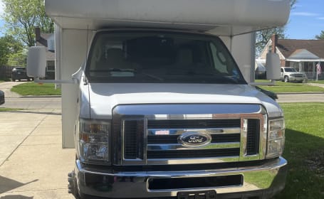 Class C Rv pet and kid friendly. Your home away from home.