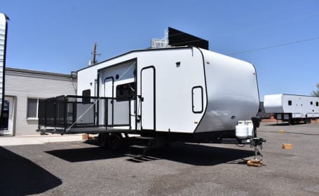 Extravagant OFF GRID toyhauler, sleeps 5, built for DRY CAMPING!