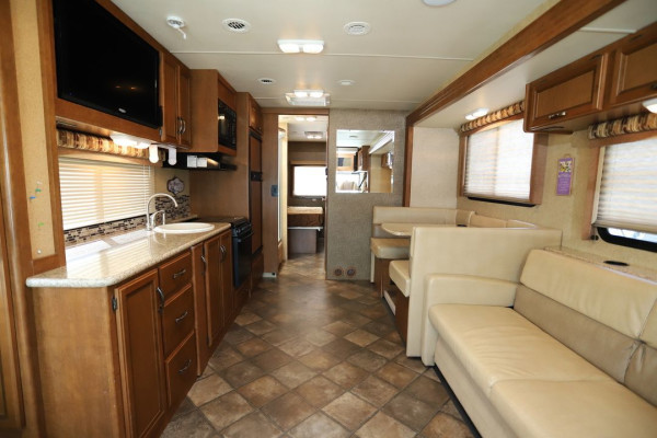 GREAT FAMILY RV FOR UP TO 8 PEOPLE, EASY DRIVE, 100 FREE DAILY MILES. WE CA