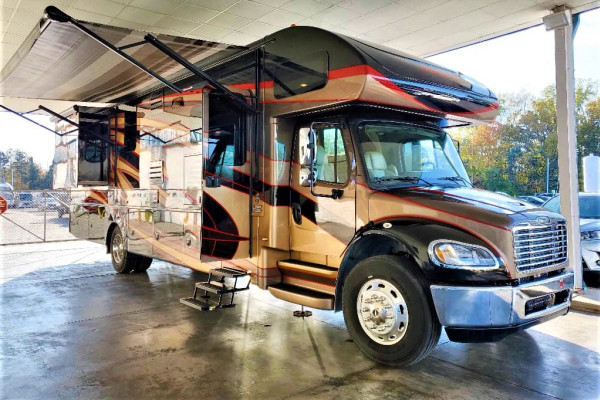 37':Seneca *LUXURY* Diesel Super C -Sleeps 10- 3 Slideouts-XXXL -WiFi SD