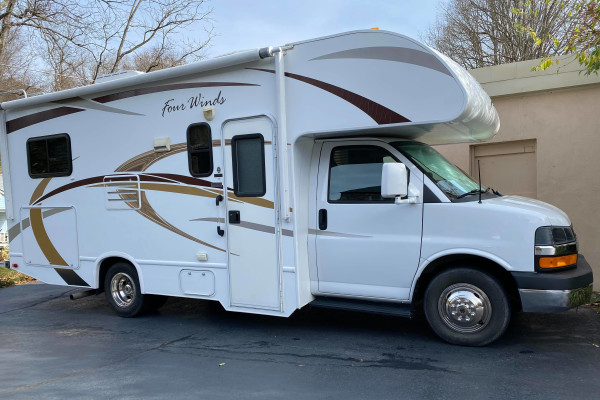 2013 Thor Motor Coach Four Winds (very easy to drive and park RV)