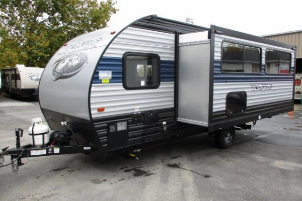 2021 23' Wolf Pup 18TO with slide-out