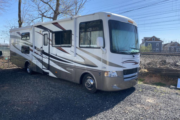 Easy to Drive Thor Motor Coach Hurricane 31G with Bunks